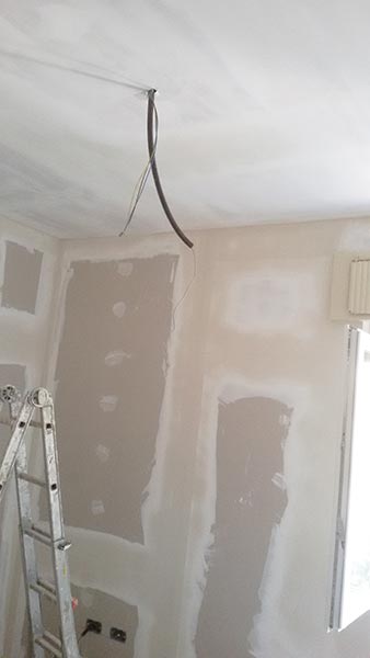 punto luce tubo tra la parete e controsoffitto cartongesso